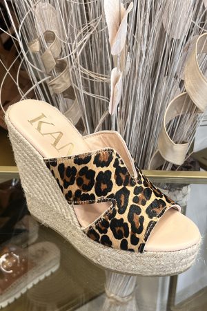 Ajoute du piquant à ton été 🐆☀️ Les mules léopard KANNA, un mix wild & confort à tomber 😍👣