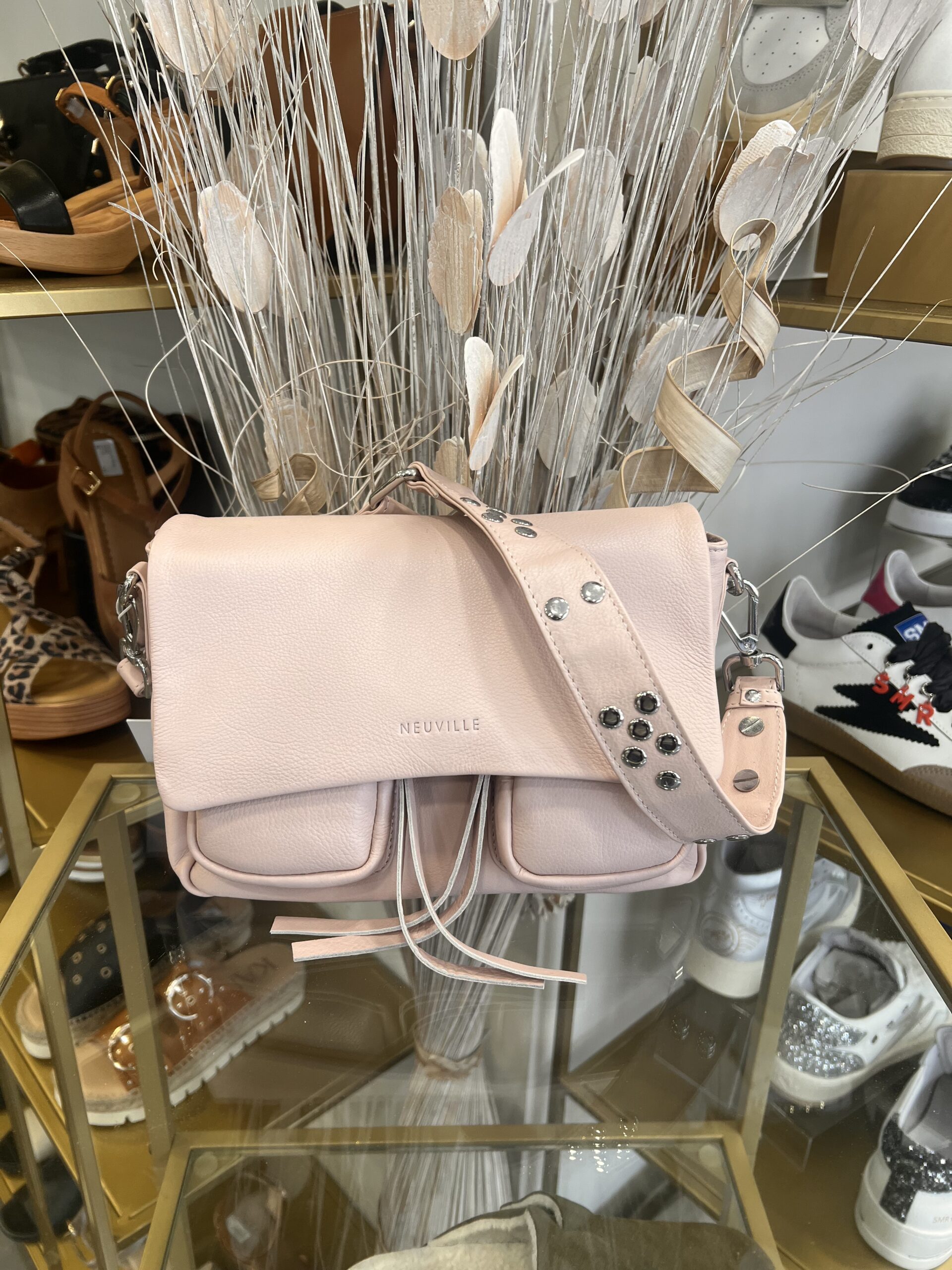 Douceur et style 💕👜 Le sac Maxke en cuir rose de Neuville, ton nouveau basique chic ✨