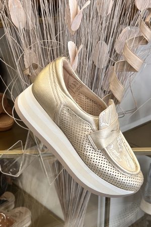 Brille avec élégance ✨ Ces mocassins en cuir platine signés Softwaves vont faire tourner les têtes 👠🔥