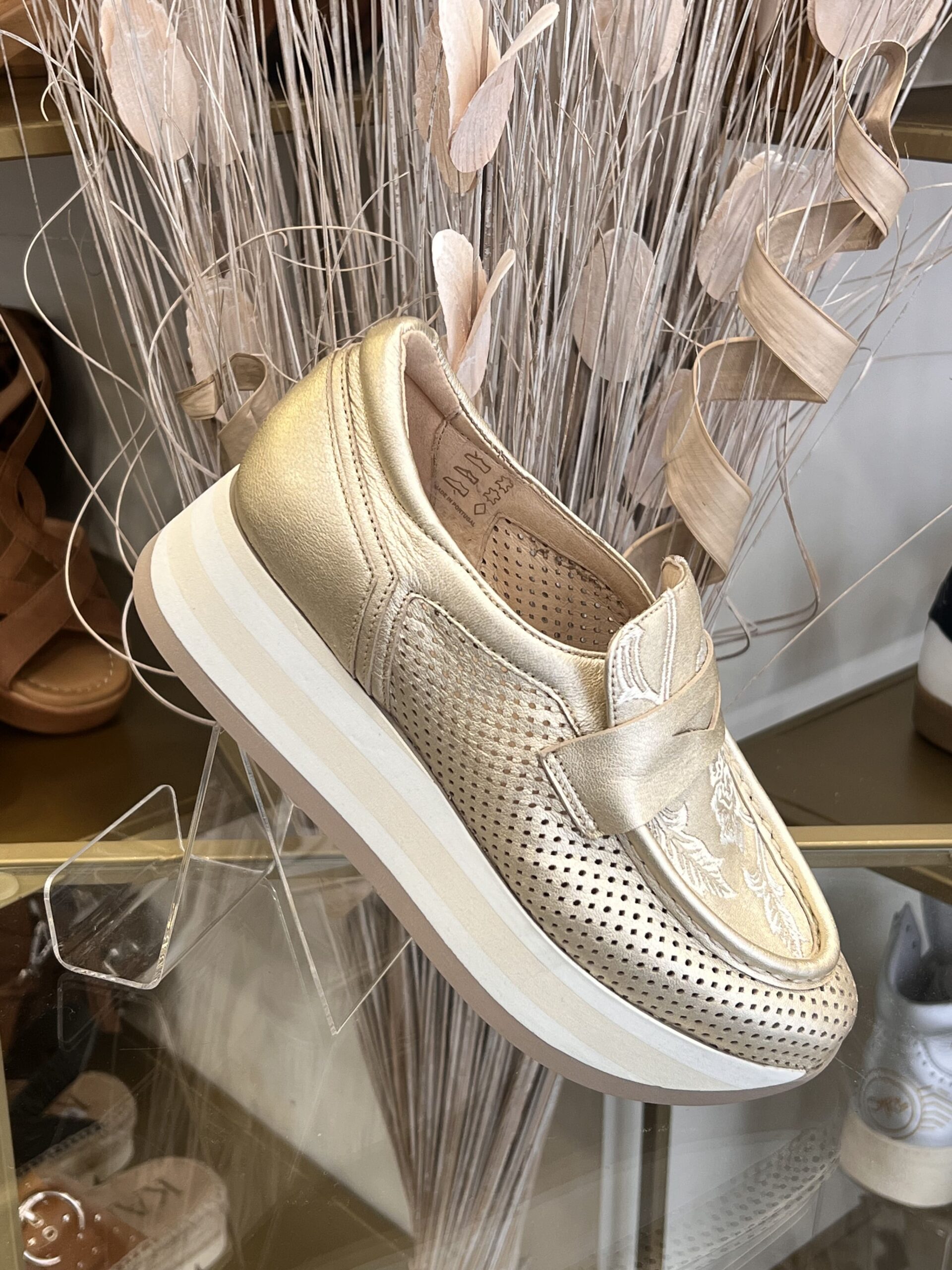 Brille avec élégance ✨ Ces mocassins en cuir platine signés Softwaves vont faire tourner les têtes 👠🔥