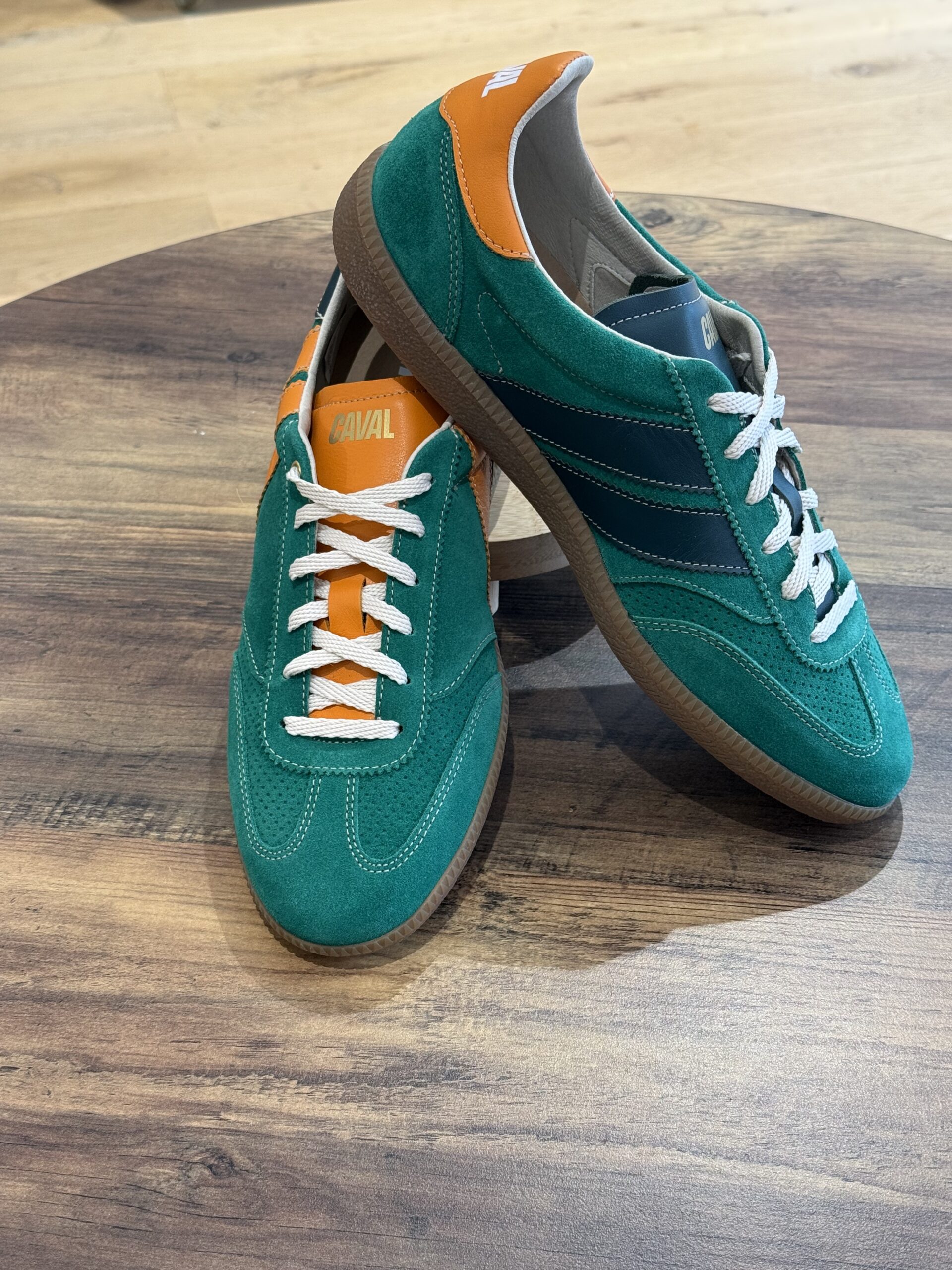 Un style dépareillé qui claque – osez les Caval Mandarino pour un look unique ! 🍊