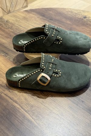 Des mules au look boho irrésistible – adoptez le kaki clouté sans hésiter ! 🌟