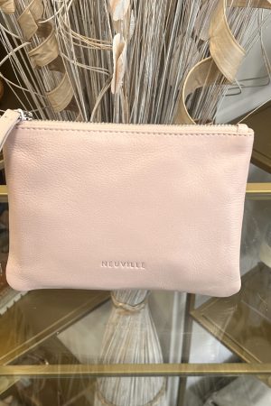 La pochette rose poudré qu’on glisse partout pour un style doux et raffiné 💕