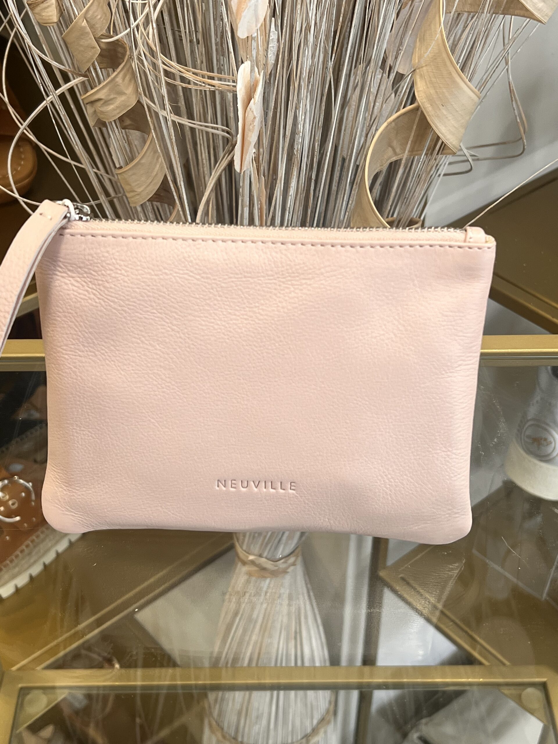 La pochette rose poudré qu’on glisse partout pour un style doux et raffiné 💕