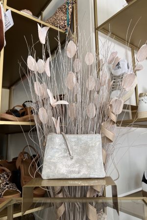 Un éclat chic au creux de la main – le portefeuille platine qui fait toute la différence ✨