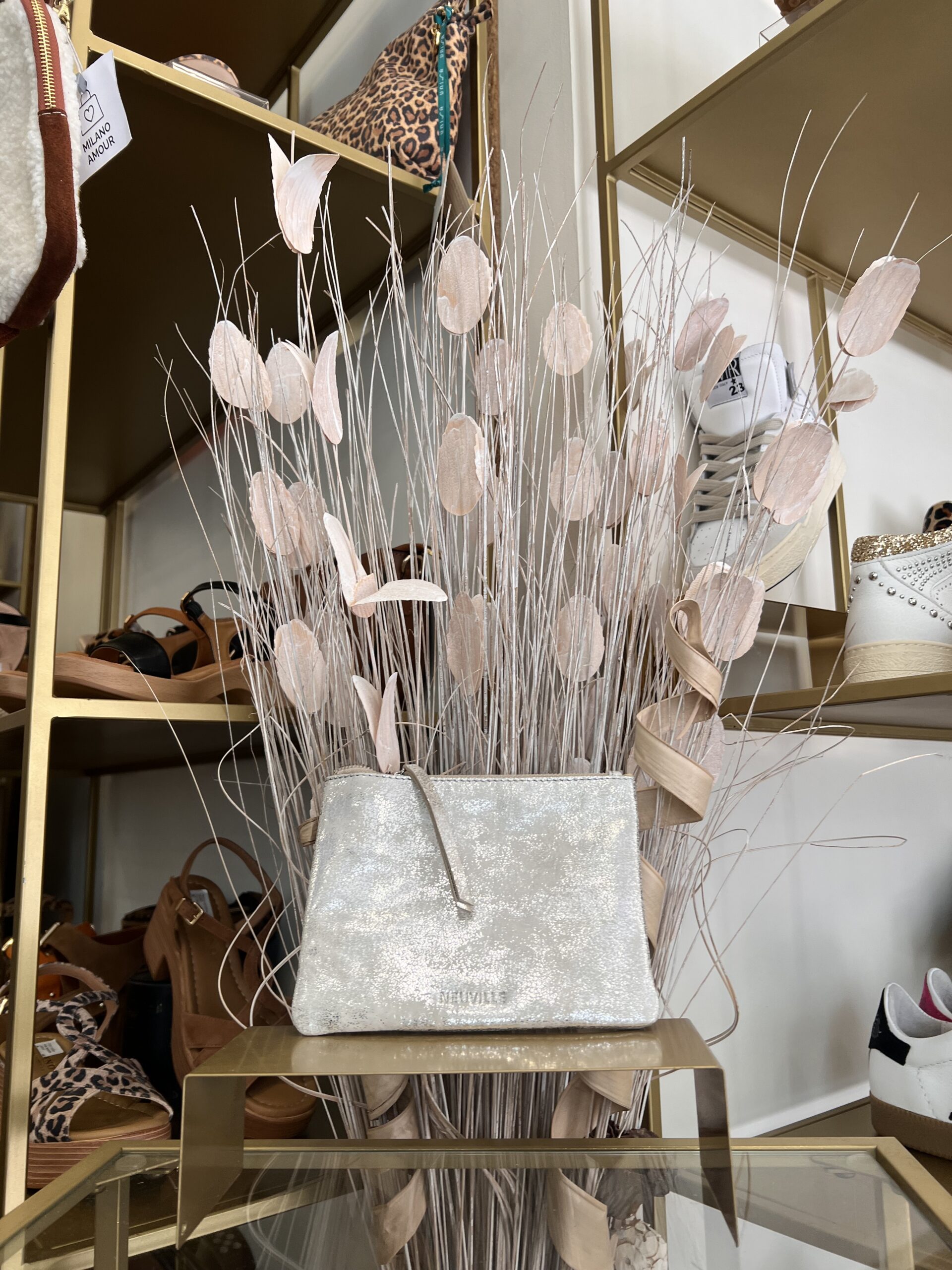 Un éclat chic au creux de la main – le portefeuille platine qui fait toute la différence ✨