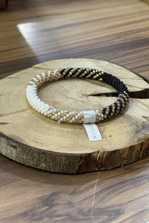 Bracelet en perles népalaises blanc, noir et doré – bijou artisanal fait main disponible en plusieurs couleurs chez Maison Kizo.