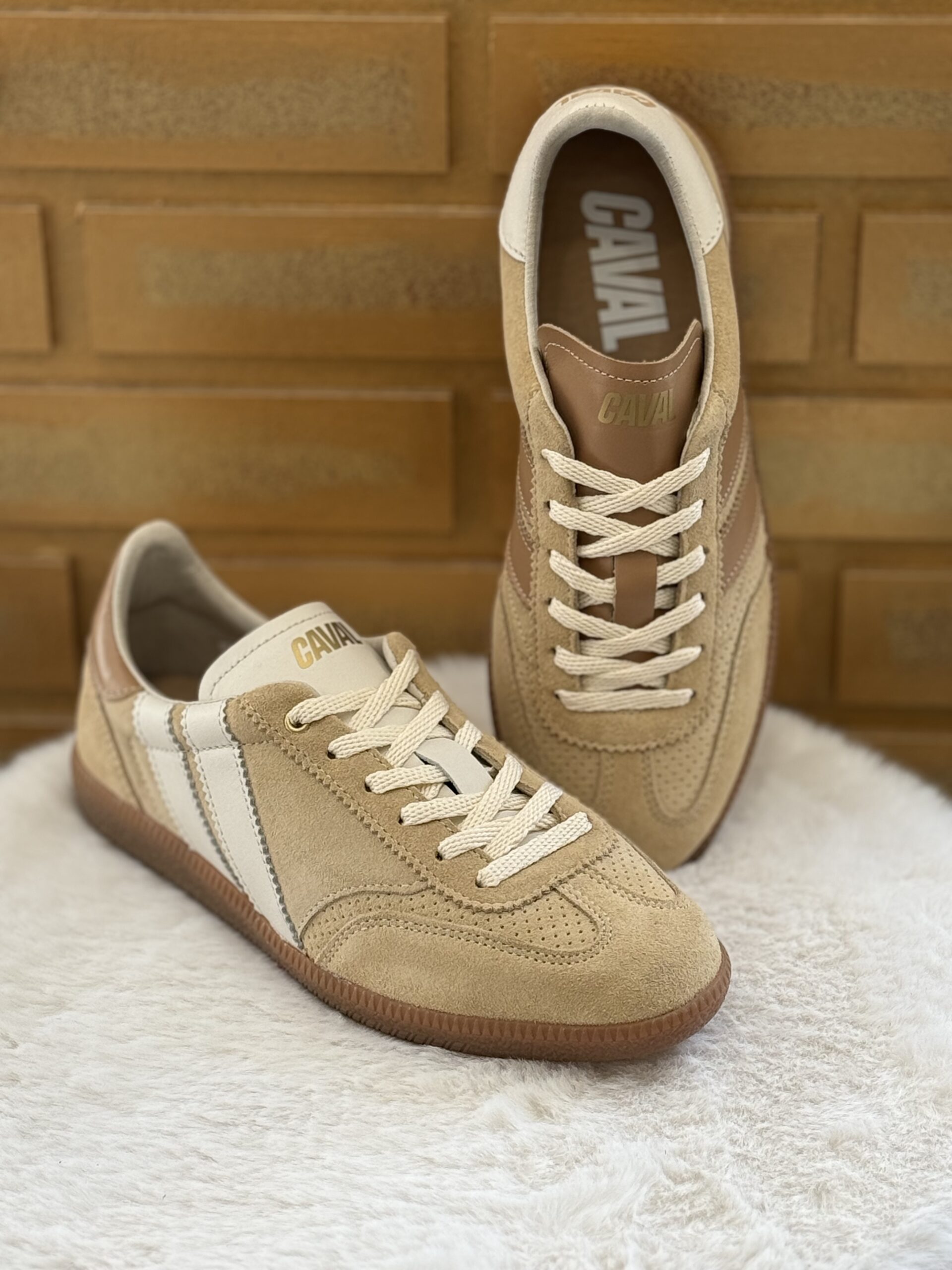 Sneaker Sweet Dune beige de la Marque Caval. La plus asymétrique des baskets mode