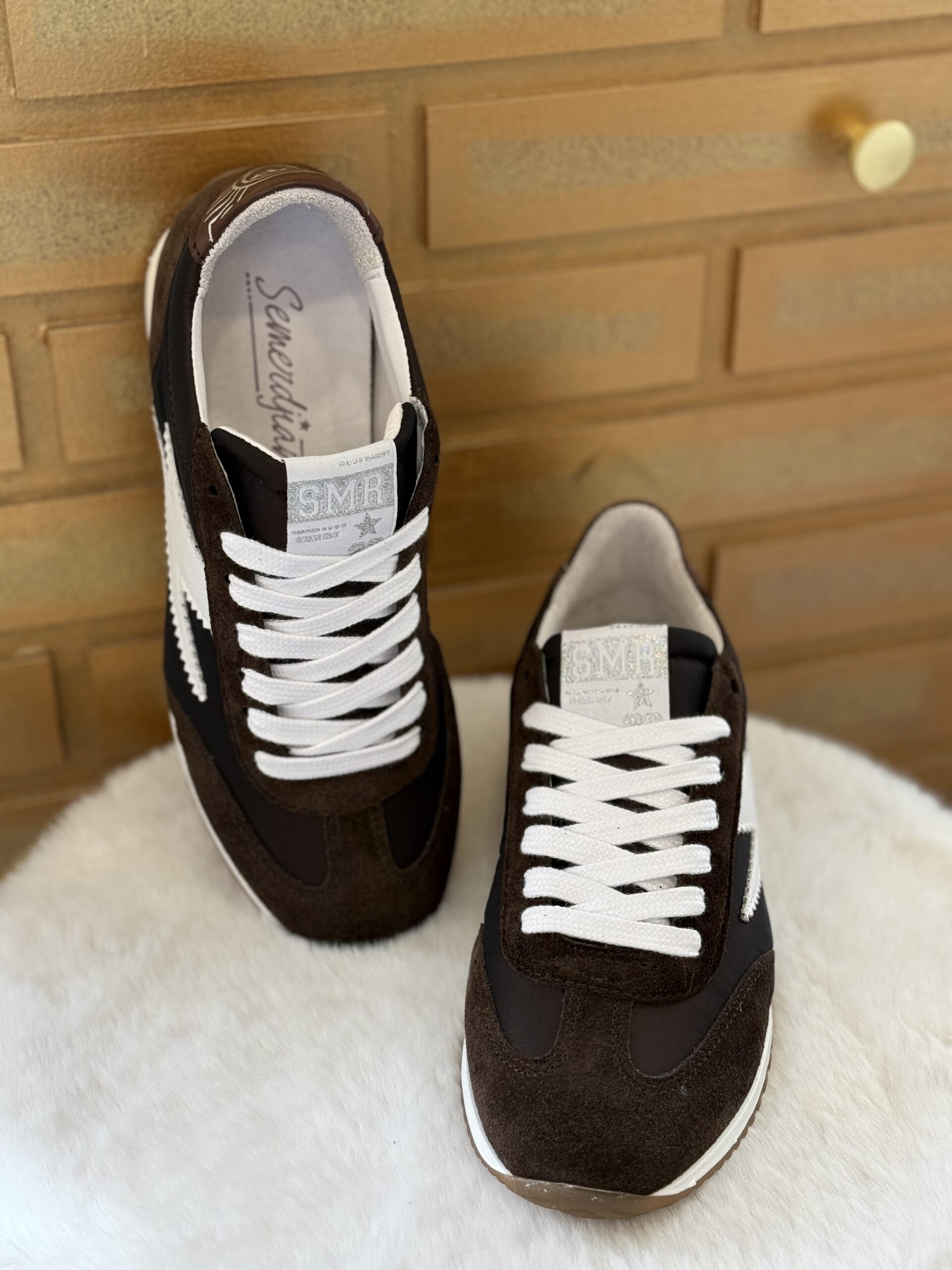 Une teinte chocolat élégante pour un look d’automne réchauffé avec style 🍫👟 Parfaites pour un quotidien tout en douceur !