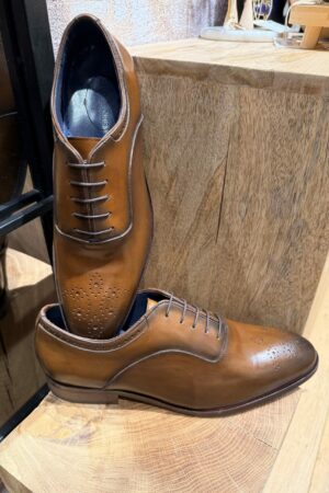 Envie d'une paire de chaussure chic à mettre à vos pieds, Messieurs ? Le modèle 4628 de la Marque Breet and Sons est fait pour vous.