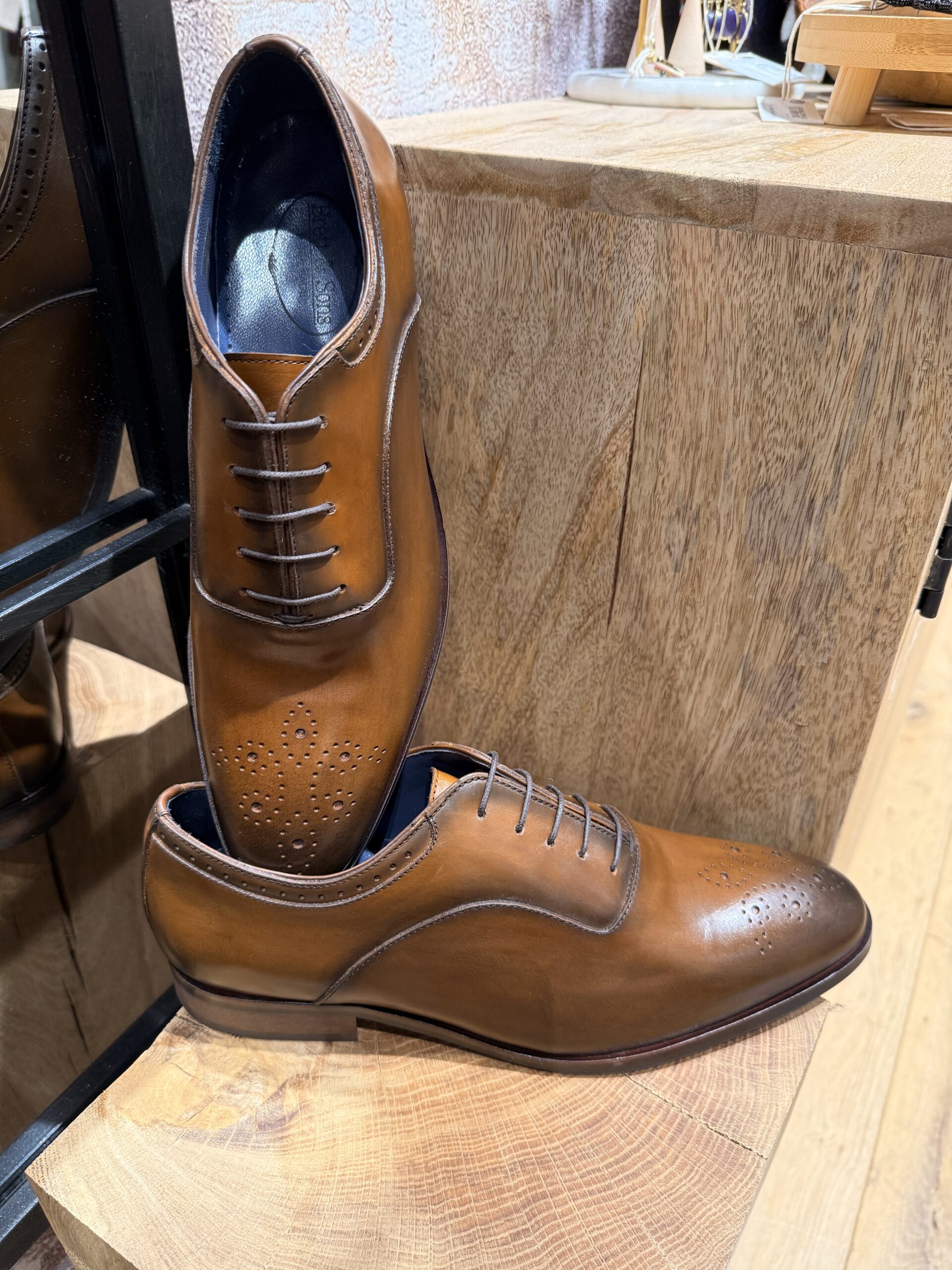 Envie d'une paire de chaussure chic à mettre à vos pieds, Messieurs ? Le modèle 4628 de la Marque Breet and Sons est fait pour vous.