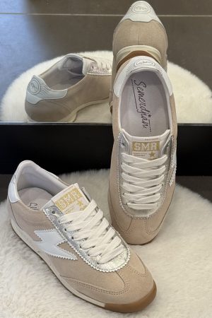 Découvrez la basket femme SMR 23 JoyceD204 en daim, sneaker tendance et confortable idéale pour le quotidien. Disponible chez Euridys Chaussures à Arcachon.