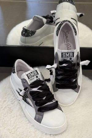 Découvrez la basket femme SMR 23 Maya D114 en cuir, sneaker tendance et confortable idéale pour le quotidien. Disponible chez Euridys Chaussures à Arcachon.