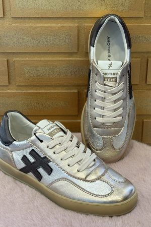 Découvrez la basket femme Another Trend Iconic II Metallic anthracite, sneaker métallisée tendance et confortable idéale au quotidien. Disponible chez Euridys Chaussures à Arcachon.