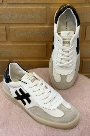 Découvrez la basket femme Another Trend Iconic II Multi Blanco blanche, sneaker tendance et confortable idéale pour un usage quotidien. Disponible chez Euridys Chaussures à Arcachon.