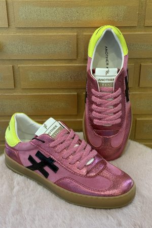 Découvrez la basket femme Another Trend Iconic II Siberia Carmesi rose, sneaker tendance et confortable idéale pour le quotidien. Disponible chez Euridys Chaussures à Arcachon.