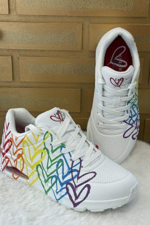 Découvrez la basket femme Skechers Uno Full of Love, sneaker tendance avec amorti Air confortable idéale pour le quotidien. Disponible chez Euridys Chaussures à Arcachon.