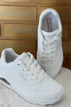 Découvrez la basket femme Skechers Uno Stand on Air blanche, sneaker confortable avec amorti Air idéale pour la marche et le quotidien. Disponible chez Euridys Chaussures à Arcachon.