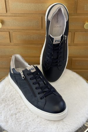 Découvrez la basket homme NeroGiardini E061130U en cuir bleu marine, sneaker élégante et confortable fabriquée en Italie. Disponible chez Euridys Chaussures à Arcachon.