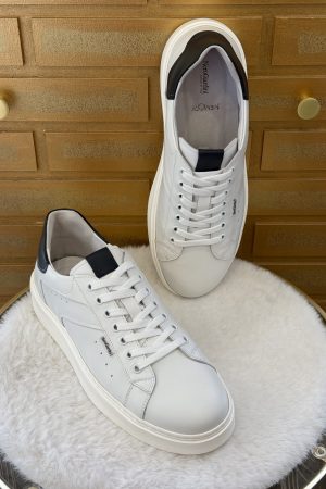 Découvrez la basket homme NeroGiardini E601152U en cuir blanc, sneaker élégante et confortable fabriquée en Italie. Disponible chez Euridys Chaussures à Arcachon.