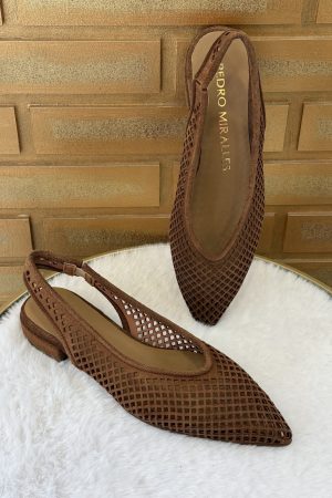 Découvrez l'escarpin slingback femme Pedro Miralles 18380 en cuir velours tabac, modèle chic et confortable idéal pour l’été et le quotidien. Disponible chez Euridys Chaussures à Arcachon