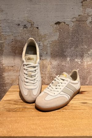 Craquez pour l'originalité de la Marque Caval qui mise sur l'asymétrie de ses sneakers. Le modèle Pure Whippet mixte ira avec tous vos looks