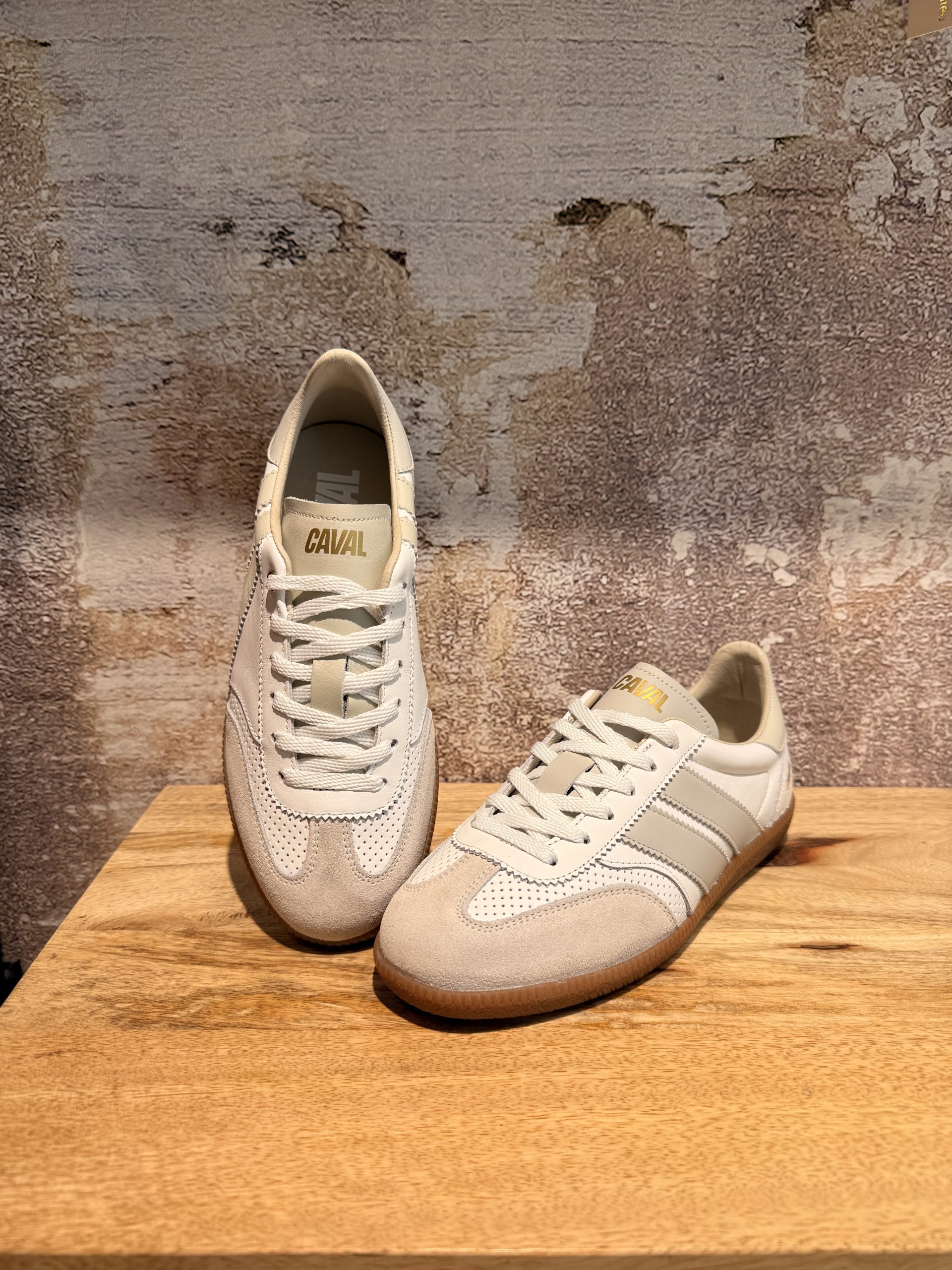 Craquez pour l'originalité de la Marque Caval qui mise sur l'asymétrie de ses sneakers. Le modèle Pure Whippet mixte ira avec tous vos looks