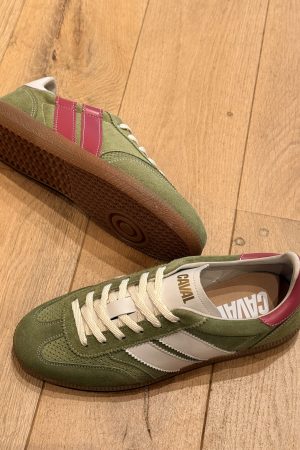 Sneaker femme Caval Match Berry : basket dépareillée originale et tendance. Confortable et stylée, parfaite pour un look urbain moderne et unique.