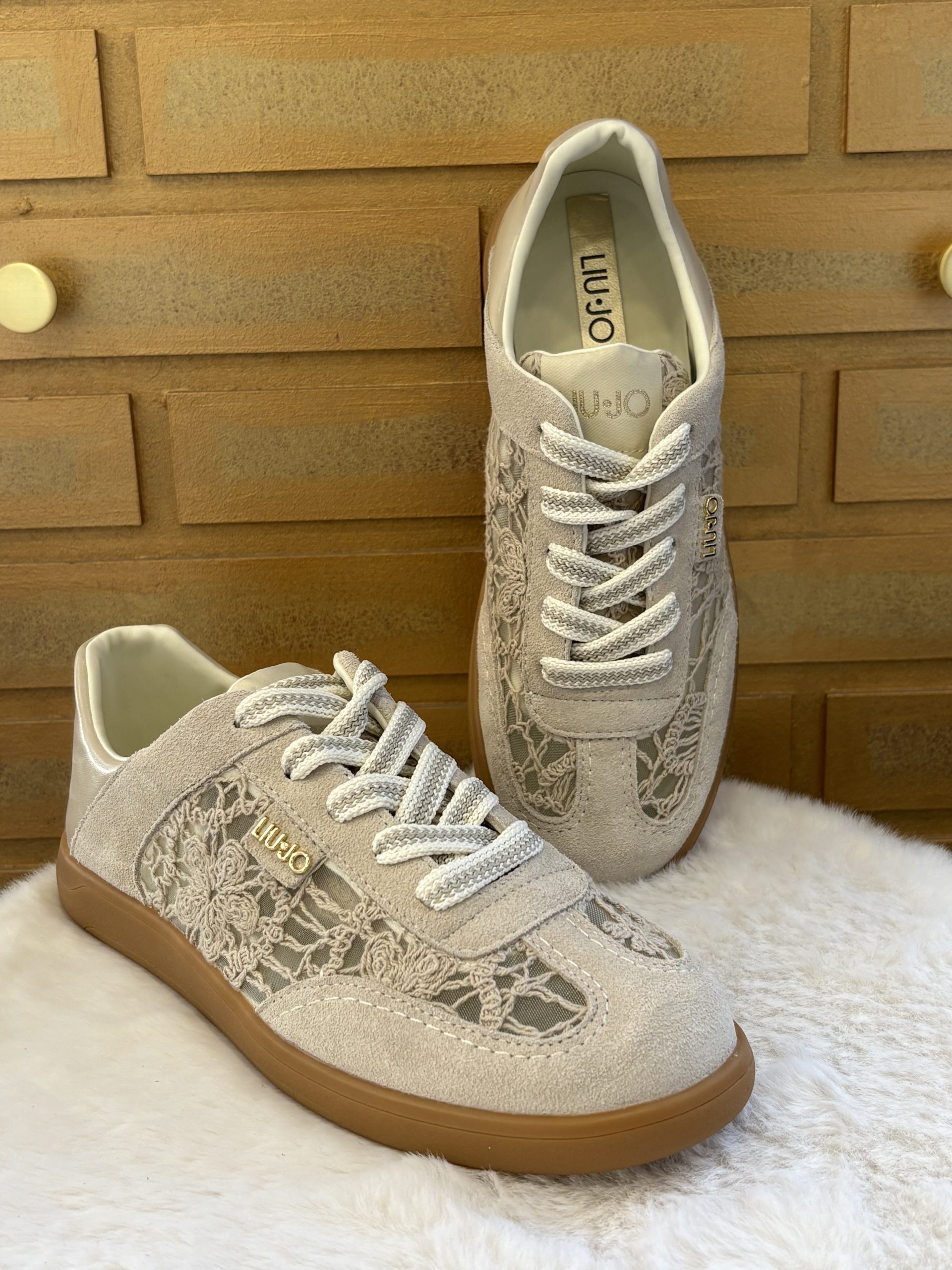 Craquez pour les Liu Jo Connor 03 beige, la sneaker parfaite pour allier style féminin, confort et modernité au quotidien.