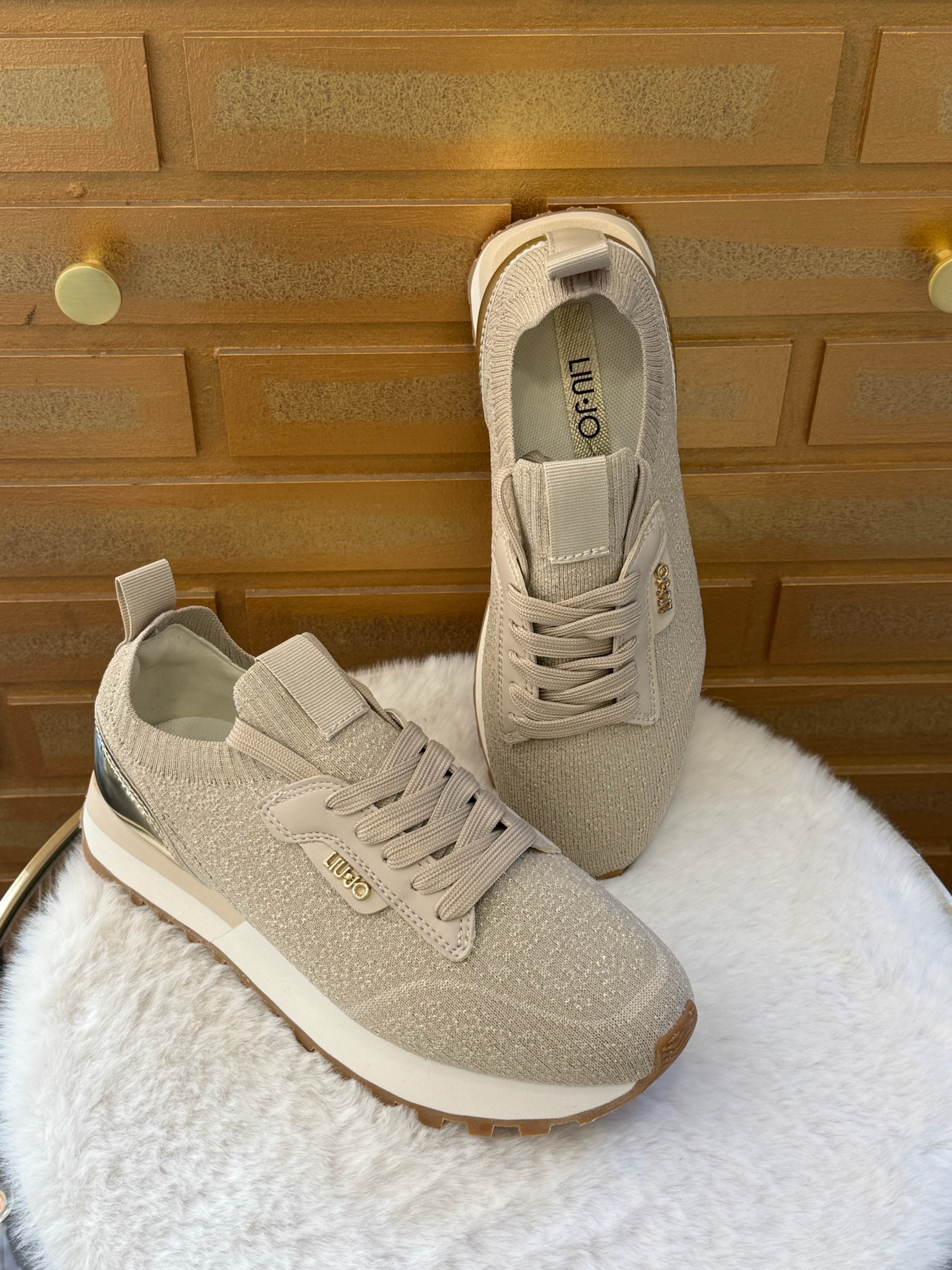 Optez pour les Liu Jo Evelyne 916 beige, la sneaker parfaite pour allier élégance, confort et modernité au quotidien.
