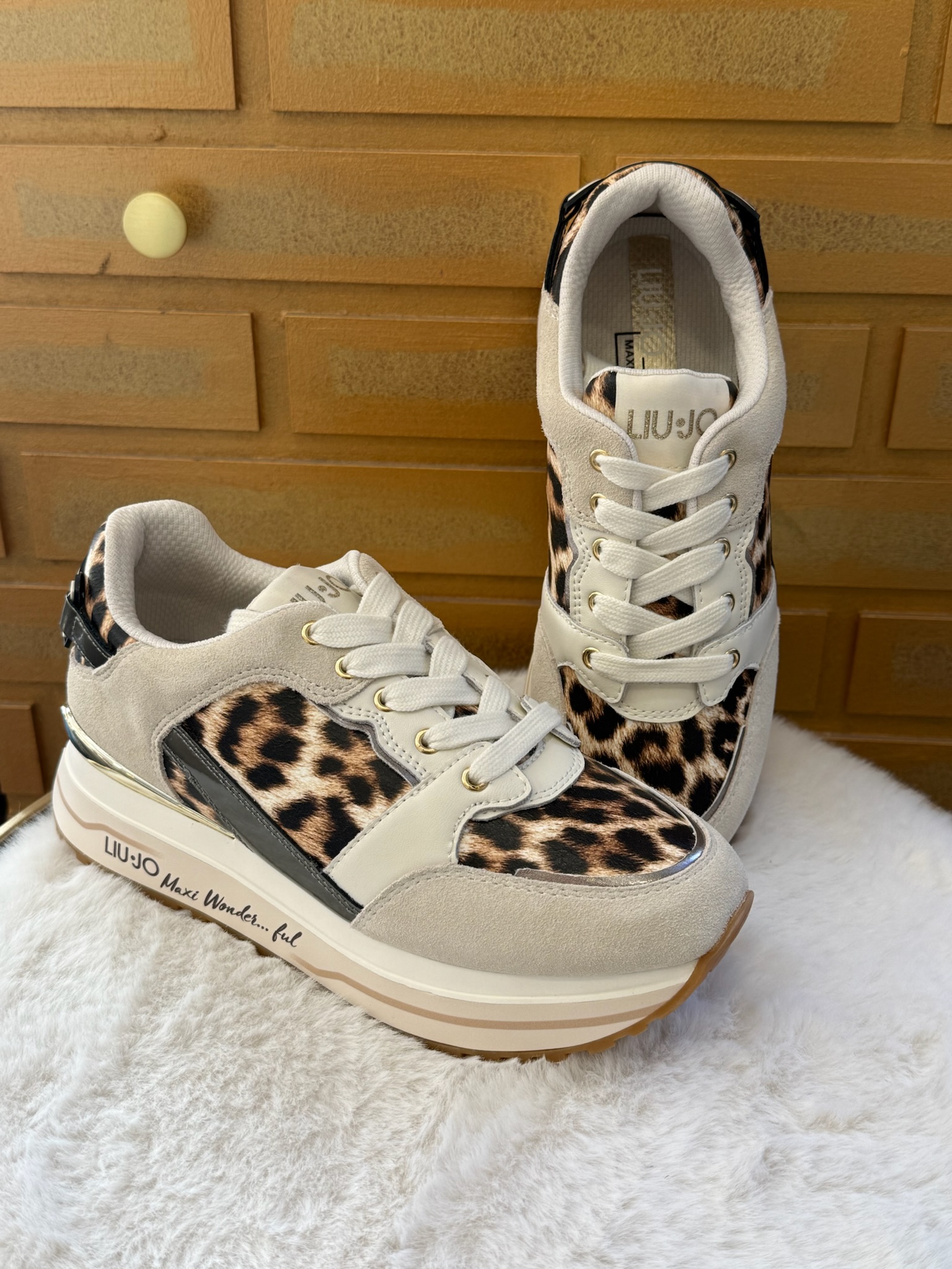 Offrez à vos clientes une paire de sneakers qui allie style, confort et originalité avec les Liu Jo Maxi Wonder imprimé léopard, un must-have de la saison.