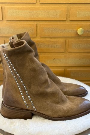 Craquez pour la boots de printemps italienne de la Marque Mimmu plate de coloris taupe .