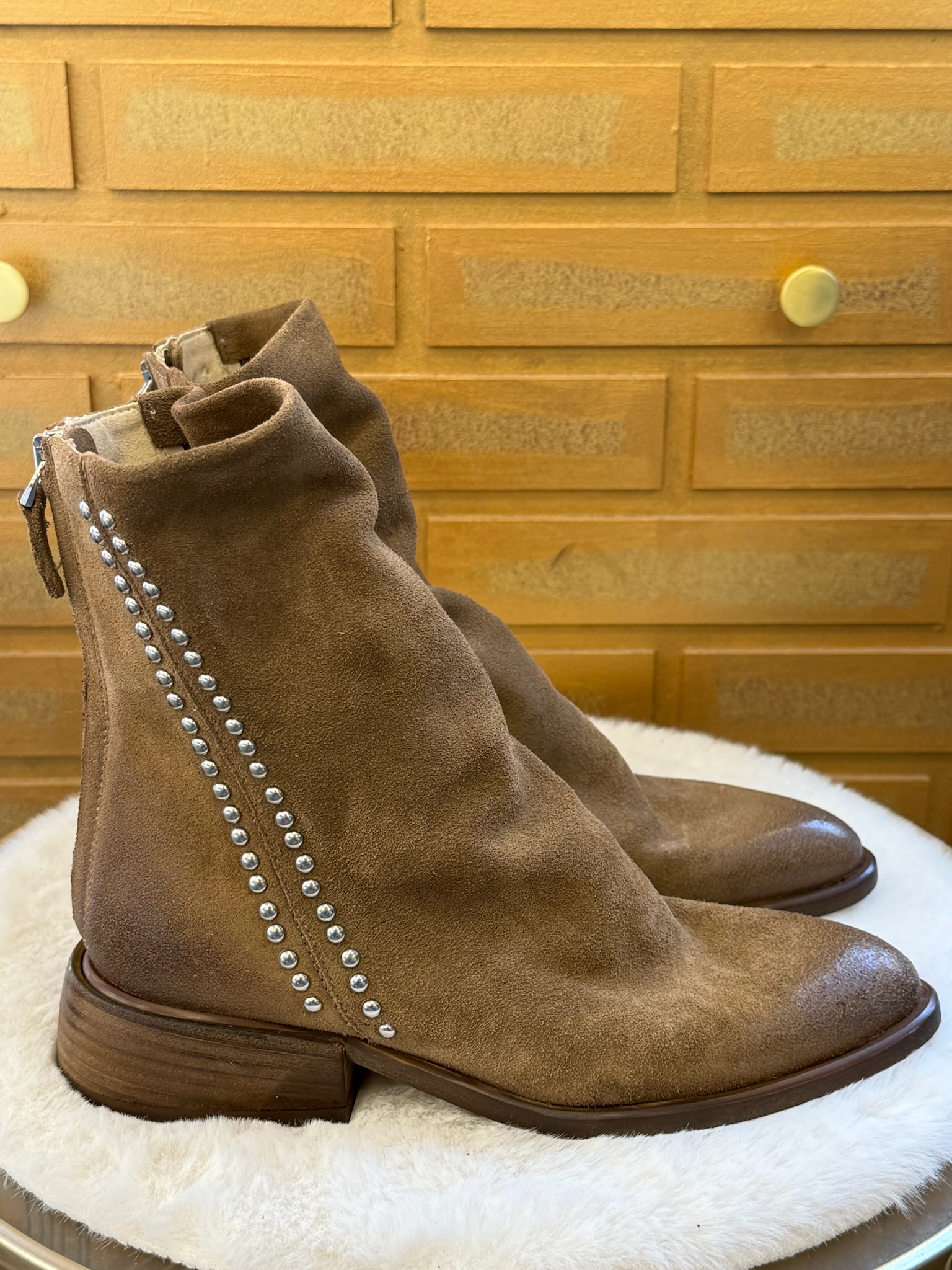 Craquez pour la boots de printemps italienne de la Marque Mimmu plate de coloris taupe .