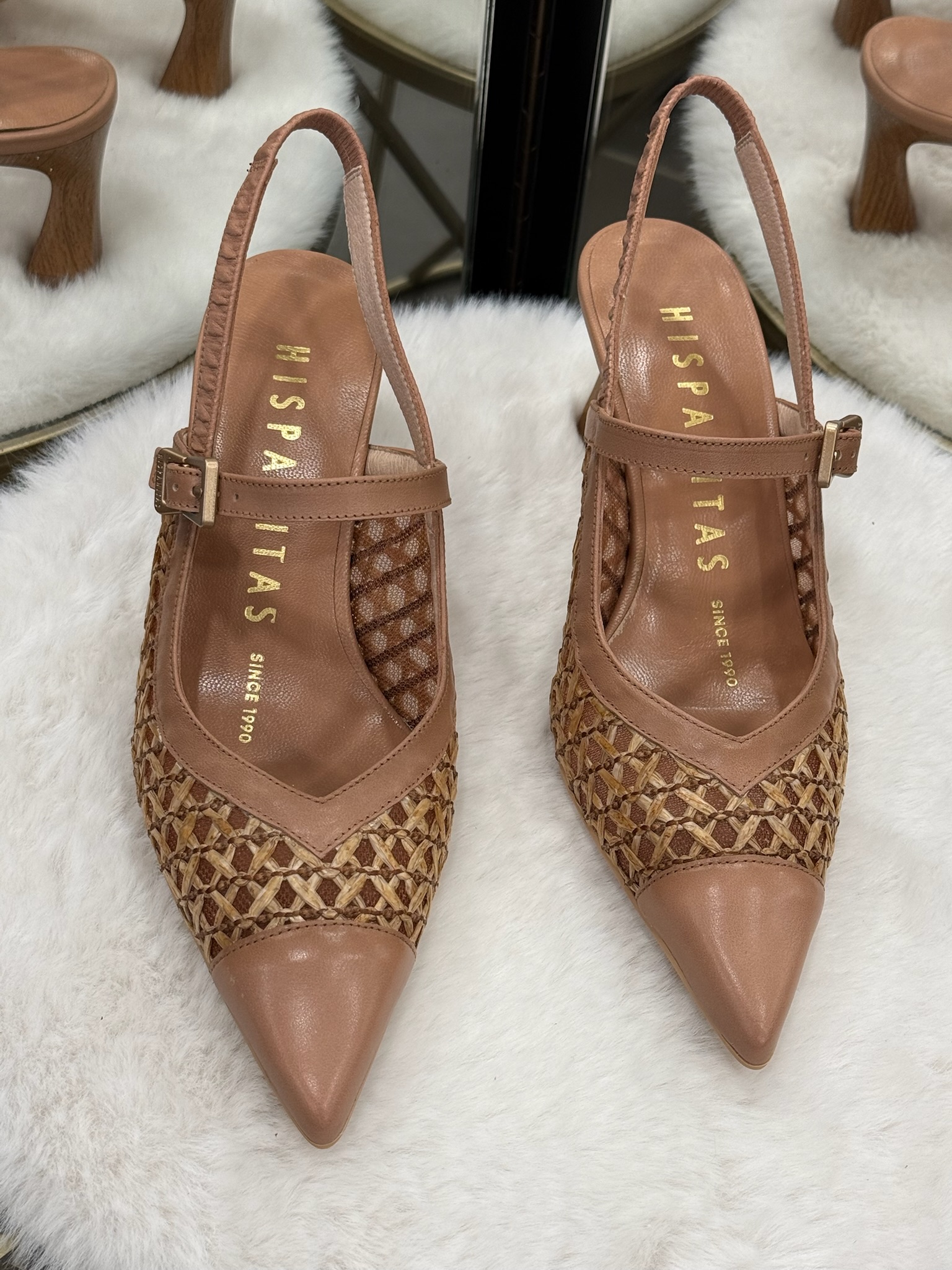 Escarpin slingback femme Hispanitas Giorgia V26 almond en cuir élégant et confortable disponible chez Euridys Chaussures à Arcachon.