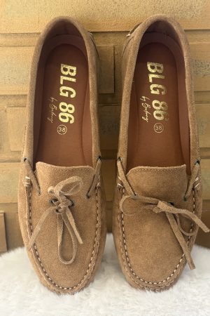 Craquez pour le confort et le style du mocassin de la Marque Belang dans sa version camel.