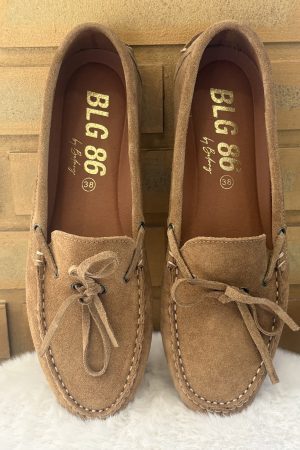 Craquez pour le confort et le style du mocassin de la Marque Belang dans sa version camel.