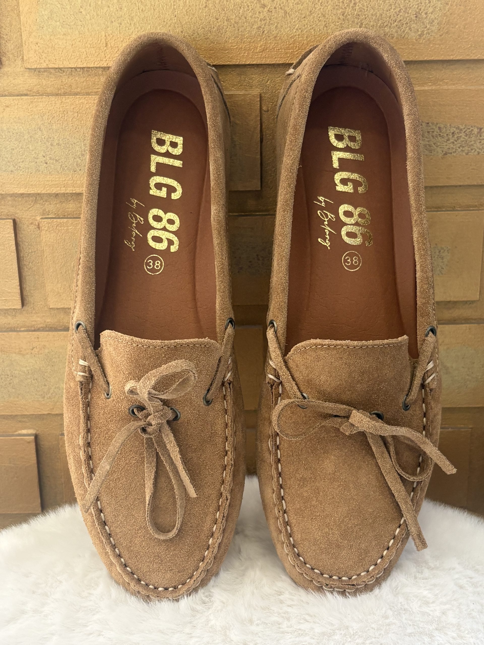 Craquez pour le confort et le style du mocassin de la Marque Belang dans sa version camel.