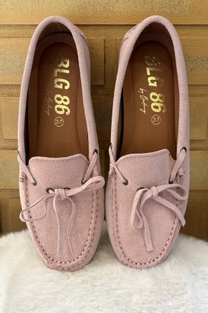Craquez pour le confort et le style du mocassin de la Marque Belang dans sa version rose poudré.