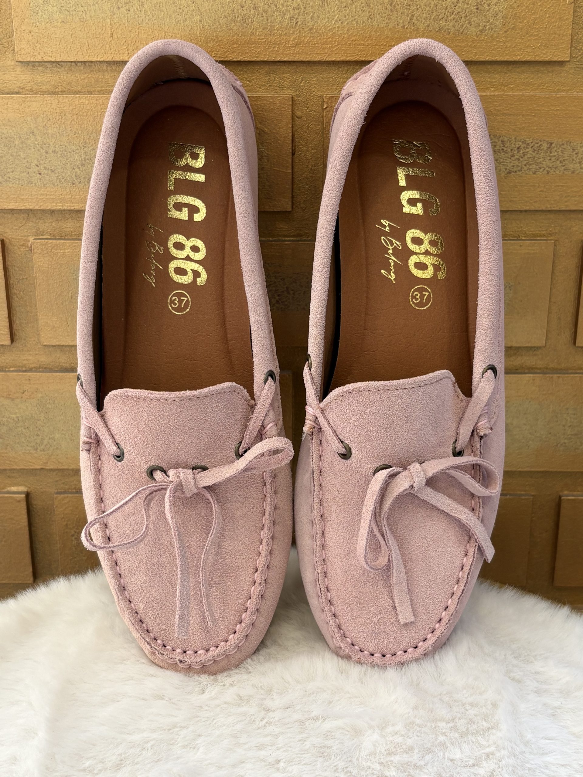 Craquez pour le confort et le style du mocassin de la Marque Belang dans sa version rose poudré.