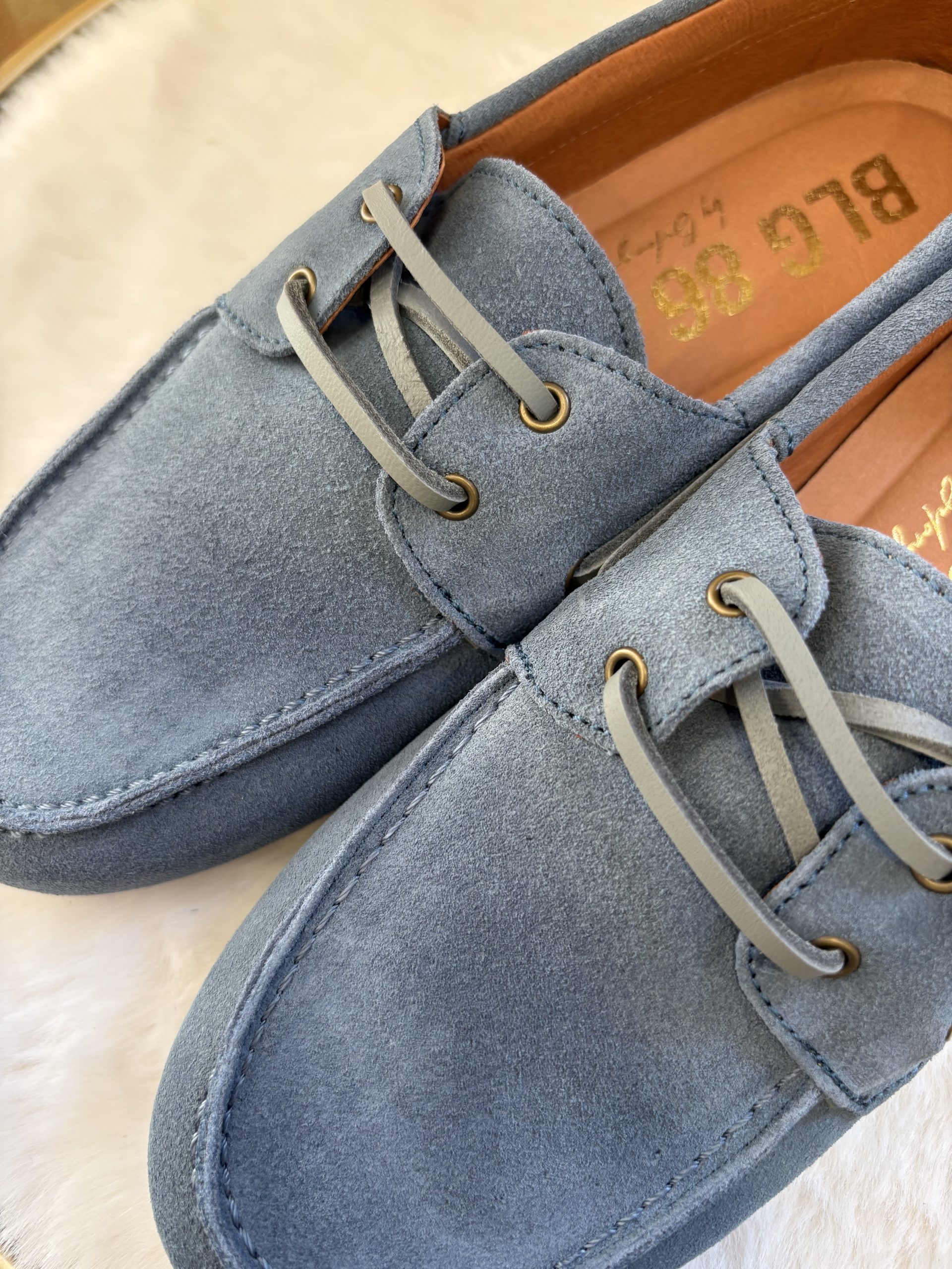 Craquez pour le confort et le style du bâteau de la Marque Belang dans sa version bleue