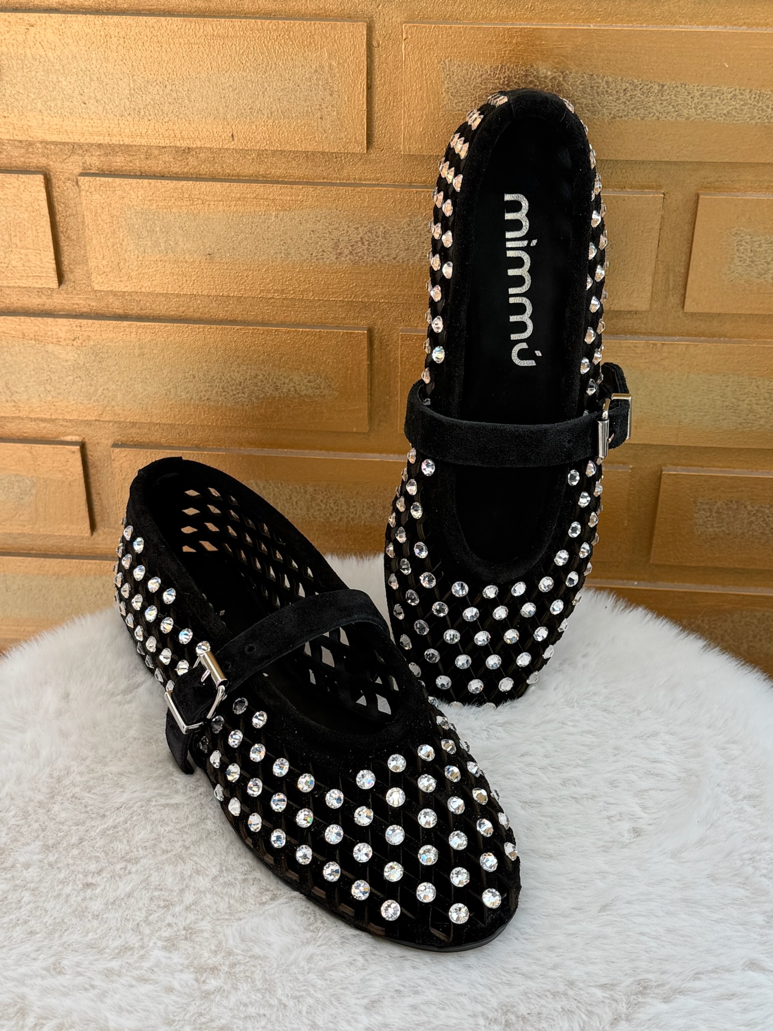 Craquez pour la ballerine noire Samantha de la Marque Mimmu en nubuck qui allie le confort et la tendance. A découvrir sur le site ou en boutique au 9B Rue Jéhenne sur Arcachon