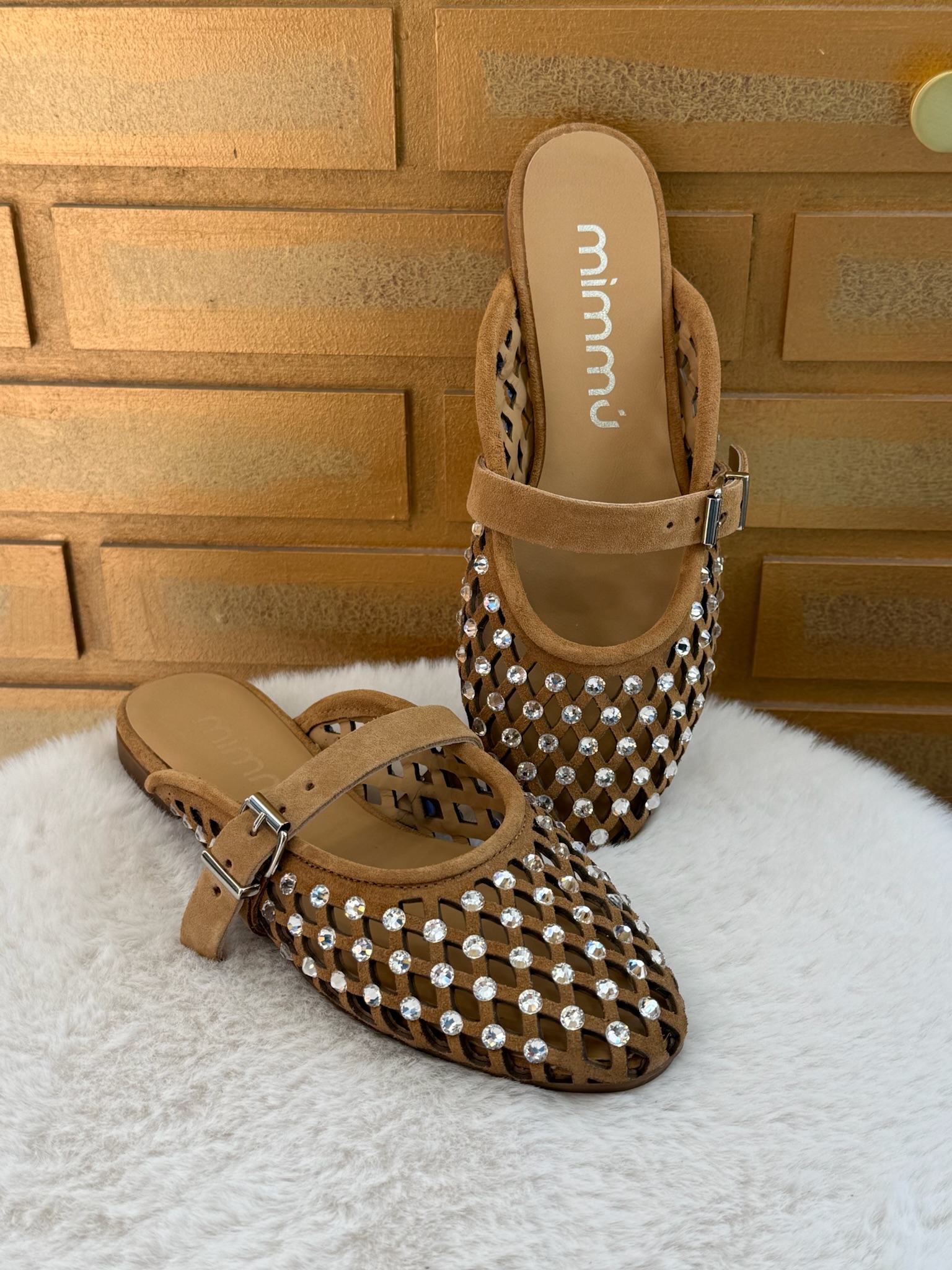 Craquez pour la mule camel strass de la Marque Mimmu en nubuck qui allie le confort et la tendance. A découvrir sur le site ou en boutique au 9B Rue Jéhenne sur Arcachon