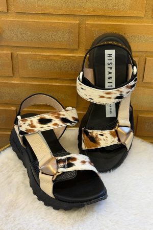 Craquez pour la sandale imprimé vache tout cuir de la Marque Hispanitas .