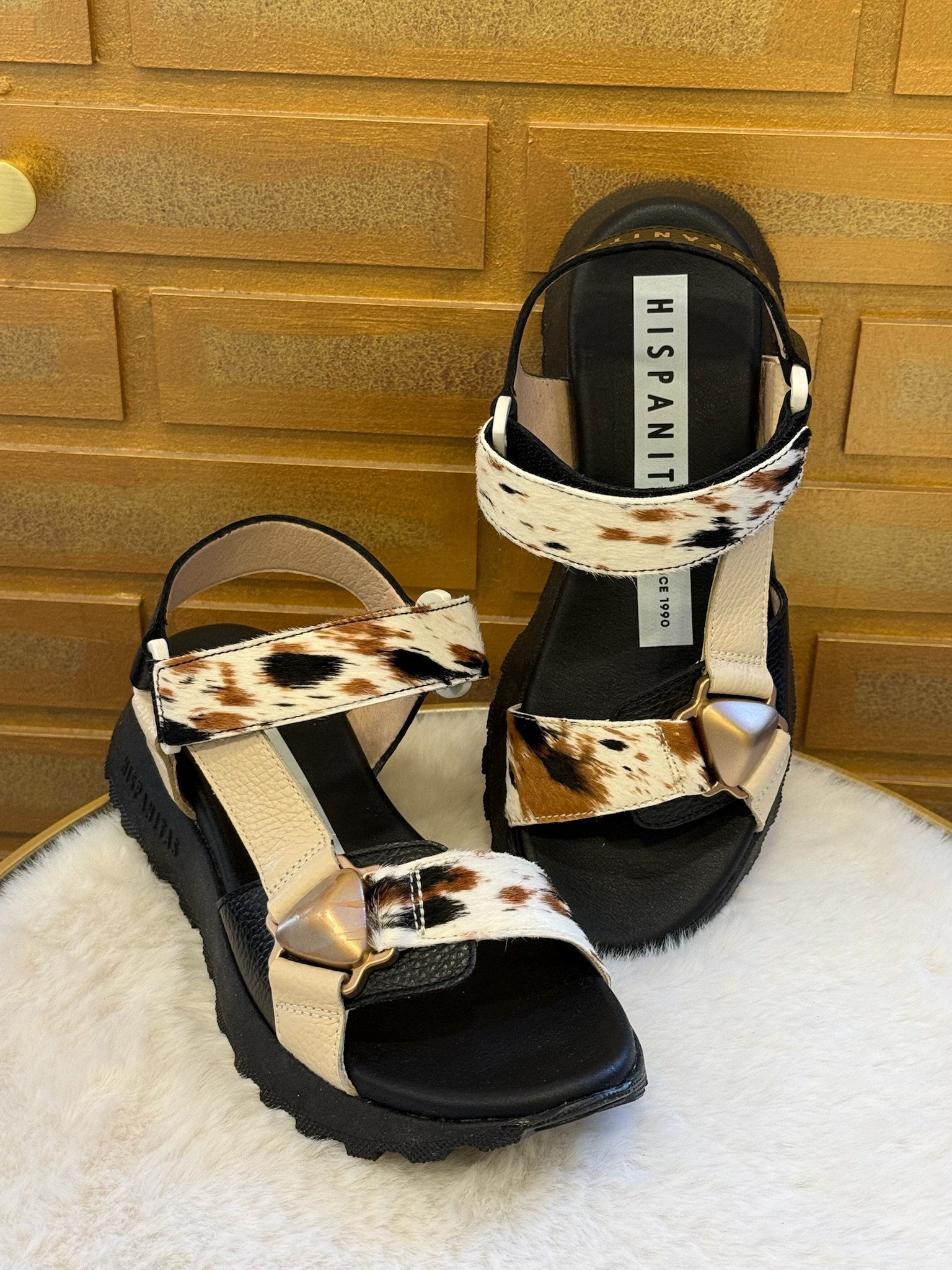 Craquez pour la sandale imprimé vache tout cuir de la Marque Hispanitas .