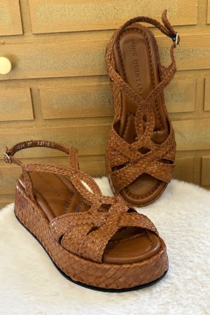 Craquez pour la sandale tressée de chez Pons Quintana, couleur caramel tout cuir qui allie le confort et la tendance. A découvrir sur le site dans différents coloris ou en boutique au 9B Rue Jéhenne sur Arcachon