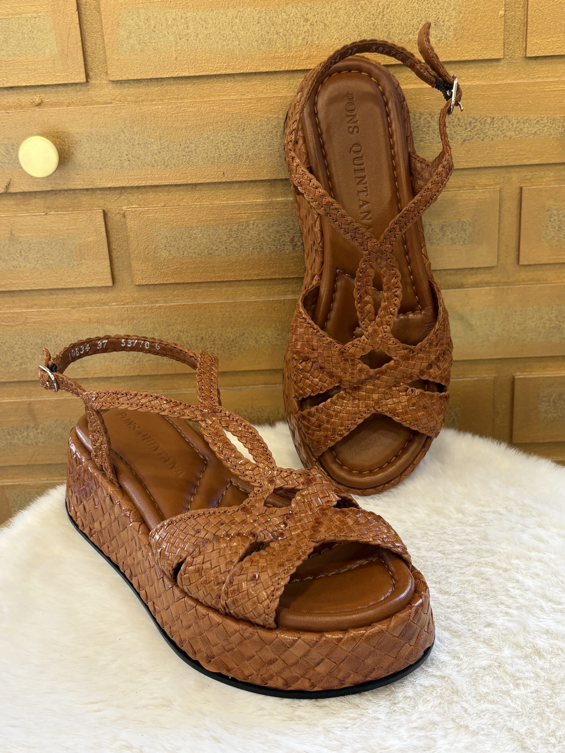 Craquez pour la sandale tressée de chez Pons Quintana, couleur caramel tout cuir qui allie le confort et la tendance. A découvrir sur le site dans différents coloris ou en boutique au 9B Rue Jéhenne sur Arcachon