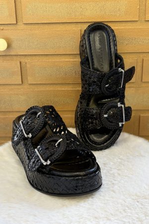 Craquez pour la mule tressée de chez Ponsquintana, tout cuir qui allie le confort et la tendance. A découvrir sur le site dans différents coloris ou en boutique au 9B Rue Jéhenne sur Arcachon