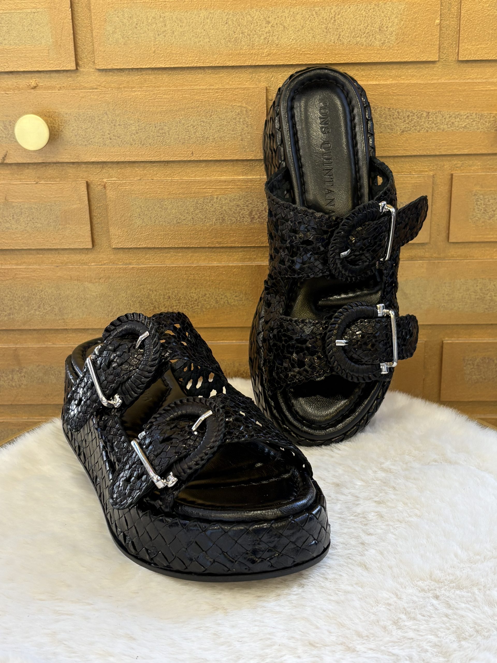 Craquez pour la mule tressée de chez Ponsquintana, tout cuir qui allie le confort et la tendance. A découvrir sur le site dans différents coloris ou en boutique au 9B Rue Jéhenne sur Arcachon