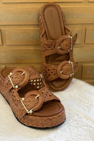 Craquez pour la mule tressée de chez Ponsquintana, couleur caramel, tout cuir qui allie le confort et la tendance. A découvrir sur le site dans différents coloris ou en boutique au 9B Rue Jéhenne sur Arcachon