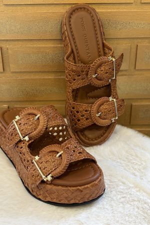 Craquez pour la mule tressée de chez Ponsquintana, couleur caramel, tout cuir qui allie le confort et la tendance. A découvrir sur le site dans différents coloris ou en boutique au 9B Rue Jéhenne sur Arcachon